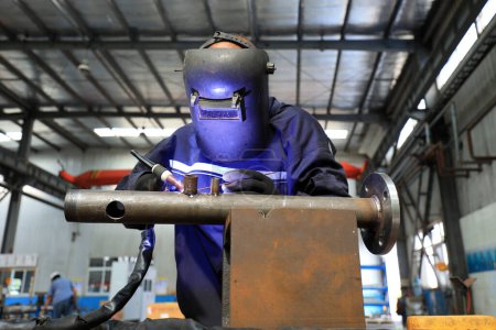 Téléchargez les photos : COMTÉ DE LUANNAN, Province du Hebei, Chine - 10 juillet 2020 : les travailleurs travaillent dans une usine sur une ligne de production - en image libre de droit