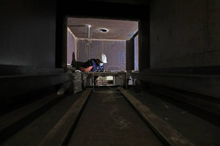 Foto de LUANNAN COUNTY, provincia de Hebei, China - 10 de julio de 2020: los trabajadores trabajan en una fábrica en una línea de producción - Imagen libre de derechos