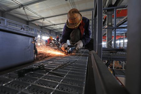 Téléchargez les photos : COMTÉ DE LUANNAN, Province du Hebei, Chine - 10 juillet 2020 : les travailleurs travaillent dans une usine sur une ligne de production - en image libre de droit