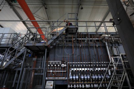 Foto de LUANNAN COUNTY, provincia de Hebei, China - 10 de julio de 2020: los trabajadores trabajan en una fábrica en una línea de producción - Imagen libre de derechos
