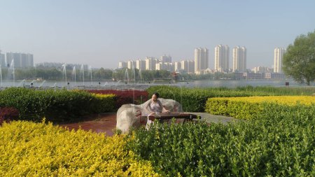 Téléchargez les photos : COMTÉ DE LUANNAN, Province du Hebei, Chine - 10 mai 2020 : Une fille joue dans le parc. - en image libre de droit