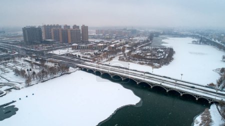 Foto de Paisaje de nieve de la ciudad frente al mar, foto aérea - Imagen libre de derechos