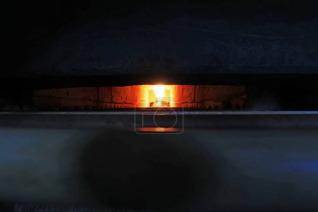 Téléchargez les photos : Le four de formage à chaud de bêche en acier est dans une usine - en image libre de droit