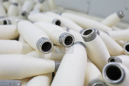 Téléchargez les photos : Le fil de coton est empilé dans une filature - en image libre de droit