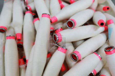 Foto de Hilados de algodón se apilan en un molino de hilado - Imagen libre de derechos