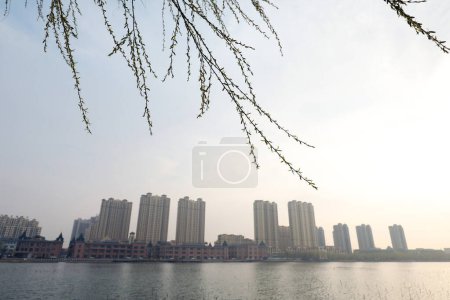 Téléchargez les photos : Paysage architectural de la ville riveraine au printemps, Chine du Nord - en image libre de droit