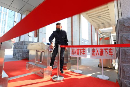 Téléchargez les photos : COMTÉ DE LUANNAN, province du Hebei, Chine - 13 avril 2020 : Le personnel a essuyé les meubles avec du désinfectant pour nettoyer l'environnement, la prévention de la nouvelle pneumonie par le coronavirus. - en image libre de droit