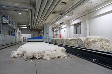 Foto de CONDADO DE LUANNAN, provincia de Hebei, China - 17 de julio de 2020: Los trabajadores están ordenando el algodón en el molino de hilado - Imagen libre de derechos
