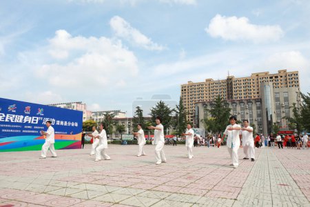 Téléchargez les photos : COMTÉ DE LUANNAN, Province du Hebei, Chine - 8 août 2020 : Les gens pratiquent le Taijiquan dans la place - en image libre de droit