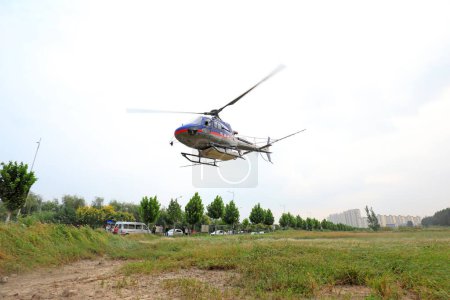 Téléchargez les photos : COMTÉ DE LUANNAN, province du Hebei, Chine - 7 septembre 2020 : Des hélicoptères agricoles pour contrôler les pesticides Hyphantria cunea pulvérisent sur la ville - en image libre de droit