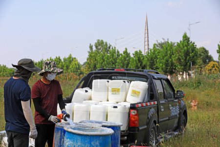 Téléchargez les photos : COMTÉ DE LUANNAN, Province du Hebei, Chine - 7 septembre 2020 : Le personnel prépare le médicament pour contrôler l'Hyphantria cunea - en image libre de droit