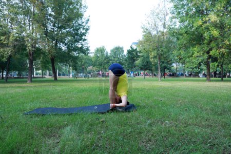 Téléchargez les photos : COMTÉ DE LUANNAN, Province du Hebei, Chine - 26 septembre 2020 : Une femme pratique le yoga sur la pelouse dans le par - en image libre de droit