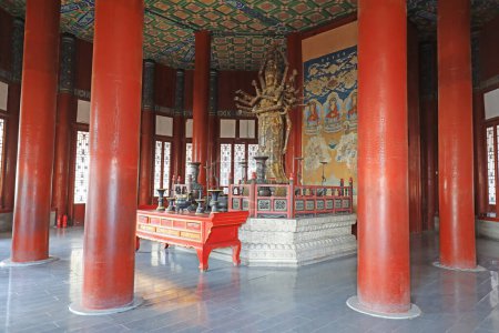 Téléchargez les photos : Pékin, Chine - 6 octobre 2020 : Des milliers de personnes ont remis Avalokitesvara dans le pavillon bouddhiste du palais d'été à Pékin - en image libre de droit