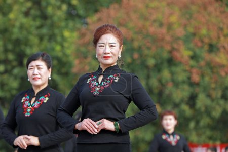 Téléchargez les photos : COMTÉ DE LUANNAN, Chine - 25 octobre 2020 : Exposition de cheongsam sur une place du parc, COMTÉ DE LUANNAN, province du Hebei, Chine - en image libre de droit