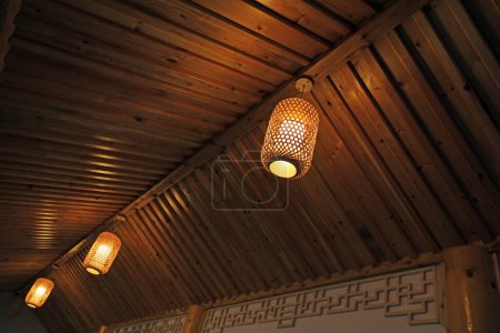 Bambuslaternen auf Holzdächern
