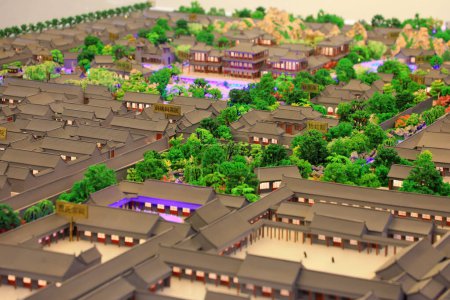 Distrito Fengrun, China - 22 de diciembre de 2020: La mesa de arena antigua se encuentra en una sala de exposiciones, provincia de Hebei, China