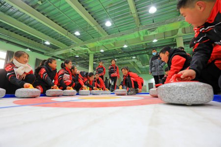 Foto de LUANNAN COUNTY, China - 22 de diciembre de 2020: Los alumnos están aprendiendo a lanzar rizos terrestres en un gimnasio cubierto, LUANNAN COUNTY, Hebei Province, China - Imagen libre de derechos
