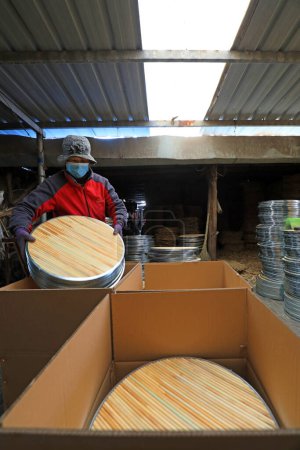 Foto de LUANNAN COUNTY, China - 25 de diciembre de 2020: Los trabajadores están haciendo cortinas en un taller manual, LUANNAN COUNTY, provincia de Hebei, China - Imagen libre de derechos