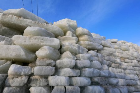 La glace est empilée dans une cave à glace, Chine du Nord