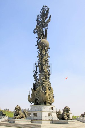 Stadt Tangshan - 16. Mai: Phönix-Skulptur in einem Park am 16. Mai 2016, Stadt Tangshan, Provinz Hebei, China