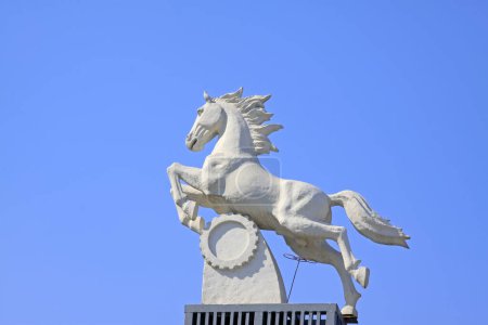 fliegende Pferdeskulptur, Nahaufnahme von Foto