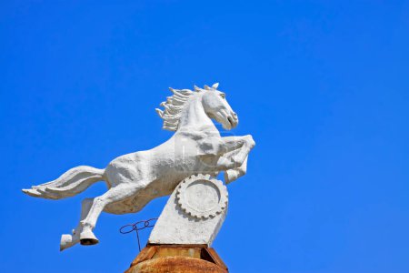 fliegende Pferdeskulptur, Nahaufnahme von Foto
