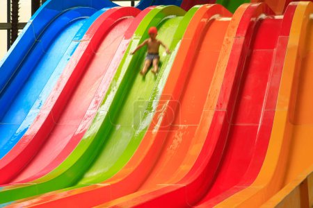 Téléchargez les photos : Glissières d'eau colorées, gros plan de la photo - en image libre de droit