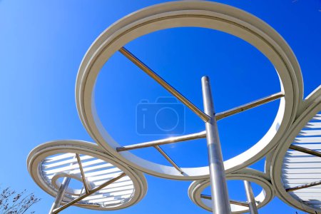 Edelstahl-Ring-Landschaftsarchitektur unter blauem Himmel