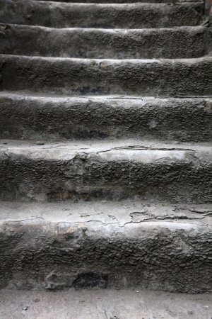 Escaleras muy envejecidas, primer plano de la foto