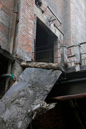 canal de construcción de escombros, primer plano de la foto