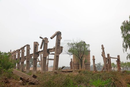 Tangshan City - 8. Juli: Defektes Werkstattgerüst, Erdbebenmuseum Tangshan, am 8. Juli 2016, Stadt Tangshan, Provinz Hebei, China