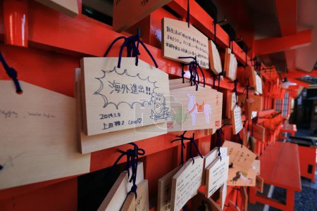Foto de Tablas de oración en el santuario sintoísta Fushimi Inari Taisha en Kyoto, Japón - Imagen libre de derechos