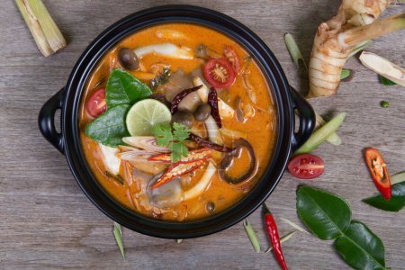Foto de Sopa picante cocina tradicional en Tailandia sobre fondo de madera (vegetariano para una buena salud
 ) - Imagen libre de derechos
