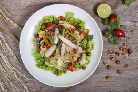 Téléchargez les photos : Salade thaïlandaise aux carottes, tomates, nouilles en verre, céleri et porc - en image libre de droit