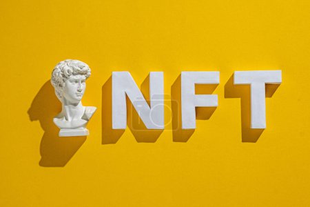 Téléchargez les photos : David statue bust and NFT 3D text on a bright background as a concept of crypto art and finance and technology of the future. High quality photo - en image libre de droit