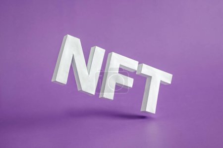 Téléchargez les photos : NFT 3D texte sur fond violet en lévitation. Concept minimal d'innovations et de technologies modernes. Photo de haute qualité - en image libre de droit