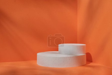 Téléchargez les photos : Scène minimale pour une présentation moderne d'un produit sur un coriandre blanc sur fond orange. Photo de haute qualité - en image libre de droit
