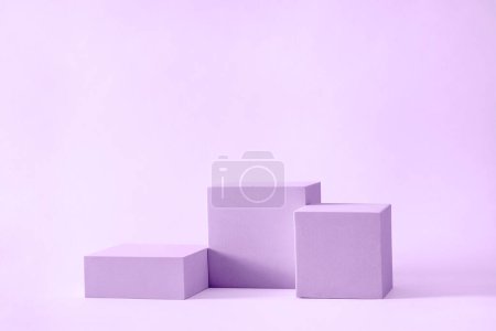 Téléchargez les photos : Trois blocs de cubes carrés podium de différentes hauteurs pour l'affichage et la publicité du produit. Modélisation du podium pour présentation. Photo de haute qualité - en image libre de droit
