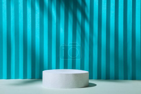 Téléchargez les photos : Fond minimal bleu et gris avec podium cylindre 3D et ombres naturelles natales pour afficher le produit dans les publicités. Illustration de haute qualité - en image libre de droit