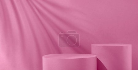 Téléchargez les photos : Magenta tendance couleur pastel fond avec deux podiums géométriques pour montrer le produit et la lumière du soleil et l'ombre sur le mur. Photo de haute qualité - en image libre de droit