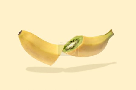 Téléchargez les photos : Banane coupée et kiwi à l'intérieur. Sureal minimal pop atr collage. Le concept de nourriture et de plaisir. Photo de haute qualité - en image libre de droit