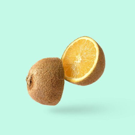 Téléchargez les photos : Couper les kiwis et à l'intérieur d'une orange. Blague minimaliste pop art surprise affiche amusante. Photo de haute qualité - en image libre de droit