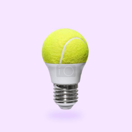 Téléchargez les photos : Une ampoule ludique et une balle de tennis. Minimal était l'idée de la tenchnologie moderne, le sport, les loisirs et un mode de vie sain. Photo de haute qualité - en image libre de droit