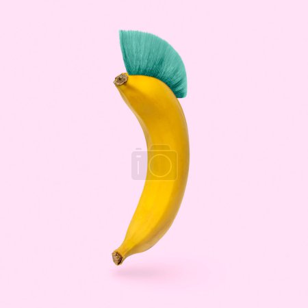 Téléchargez les photos : L'humour est une banane joyeuse avec une coiffure mohawk sur fond rose. Concept minimal d'humour et surréaliste. Photo de haute qualité - en image libre de droit