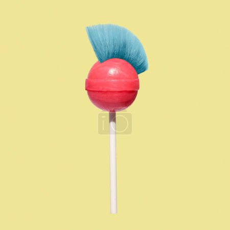 Téléchargez les photos : Bonbons amusants fous sur un bâton avec une coiffure mohawk. Concept minimal de sucrerie audacieuse et surréaliste. Photo de haute qualité - en image libre de droit