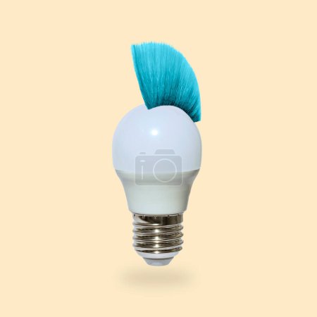 Téléchargez les photos : Une ampoule électrique ludique audacieuse avec coiffure mohawk. Concept minimal d'idées technologiques modernes et de culture populaire. Photo de haute qualité - en image libre de droit