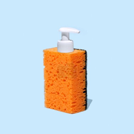 Téléchargez les photos : Texture lavette et distributeur de savon liquide. Un concept minimaliste ludique et amusant de santé et d'hygiène. Photo de haute qualité - en image libre de droit