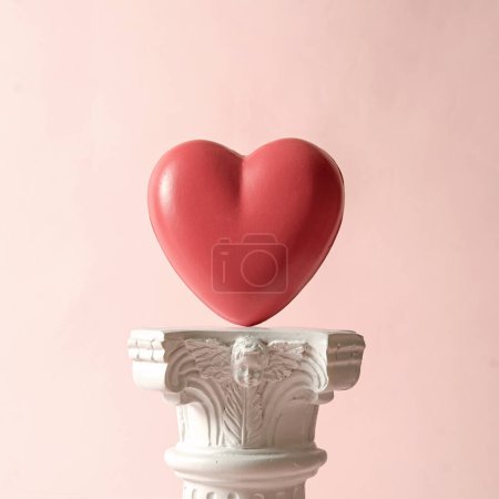Téléchargez les photos : Coeur amour romantique sur le podium antique colonne. Idée créative des relations et des vacances et félicitations. Photo de haute qualité - en image libre de droit
