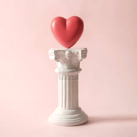 Téléchargez les photos : Une colonne romaine antique avec le symbole du cœur romantique. Un concept ludique minimal sur l'amour et la relation des couples. Photo de haute qualité - en image libre de droit
