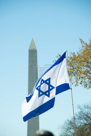 Téléchargez les photos : Un drapeau israélien lors de la Marche pour Israël à Washington DC, États-Unis le 14 novembre 2023 - en image libre de droit